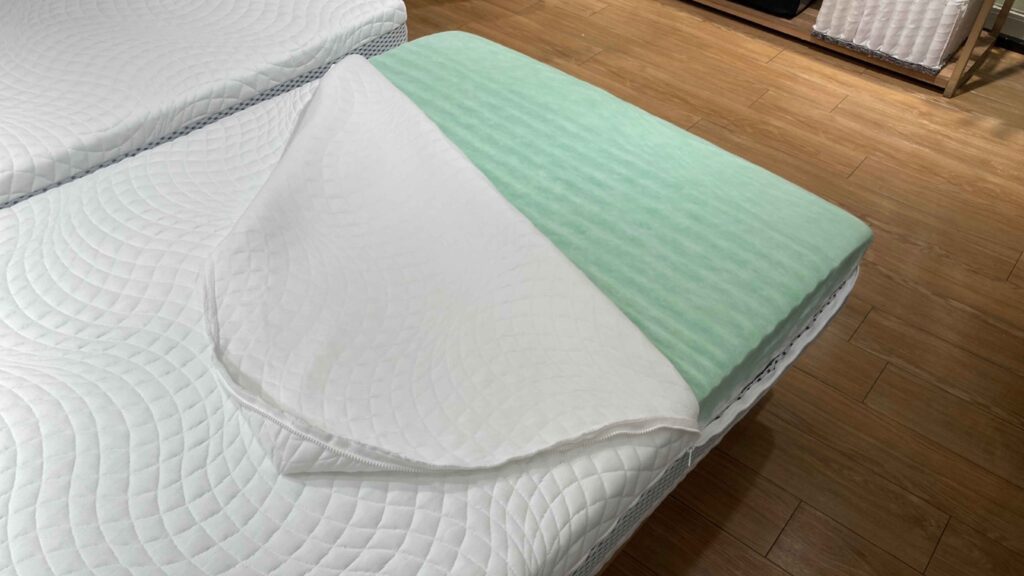 ノンコイルマットレスのウレタンフォームを細かくする作業の前にカバーを外す