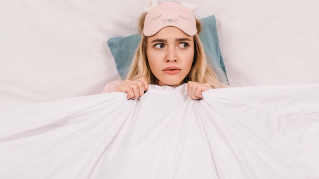 マットレスの睡眠で不安に感じている女性の画像。