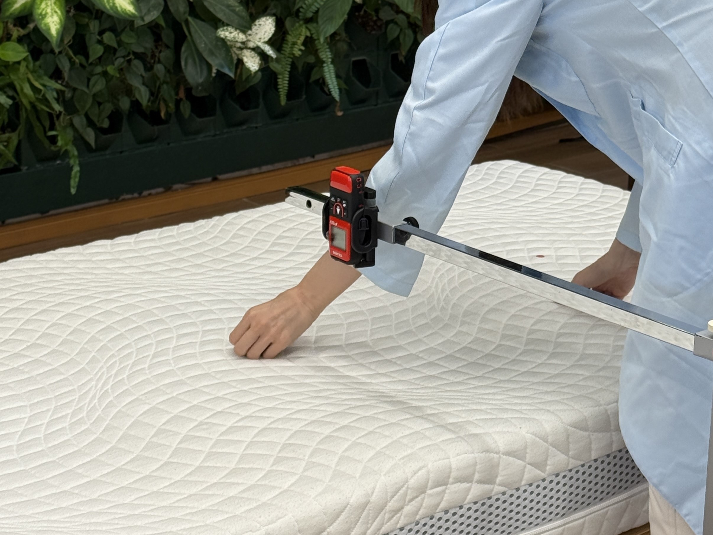 睡眠科学研究所がマットレスを測定している様子