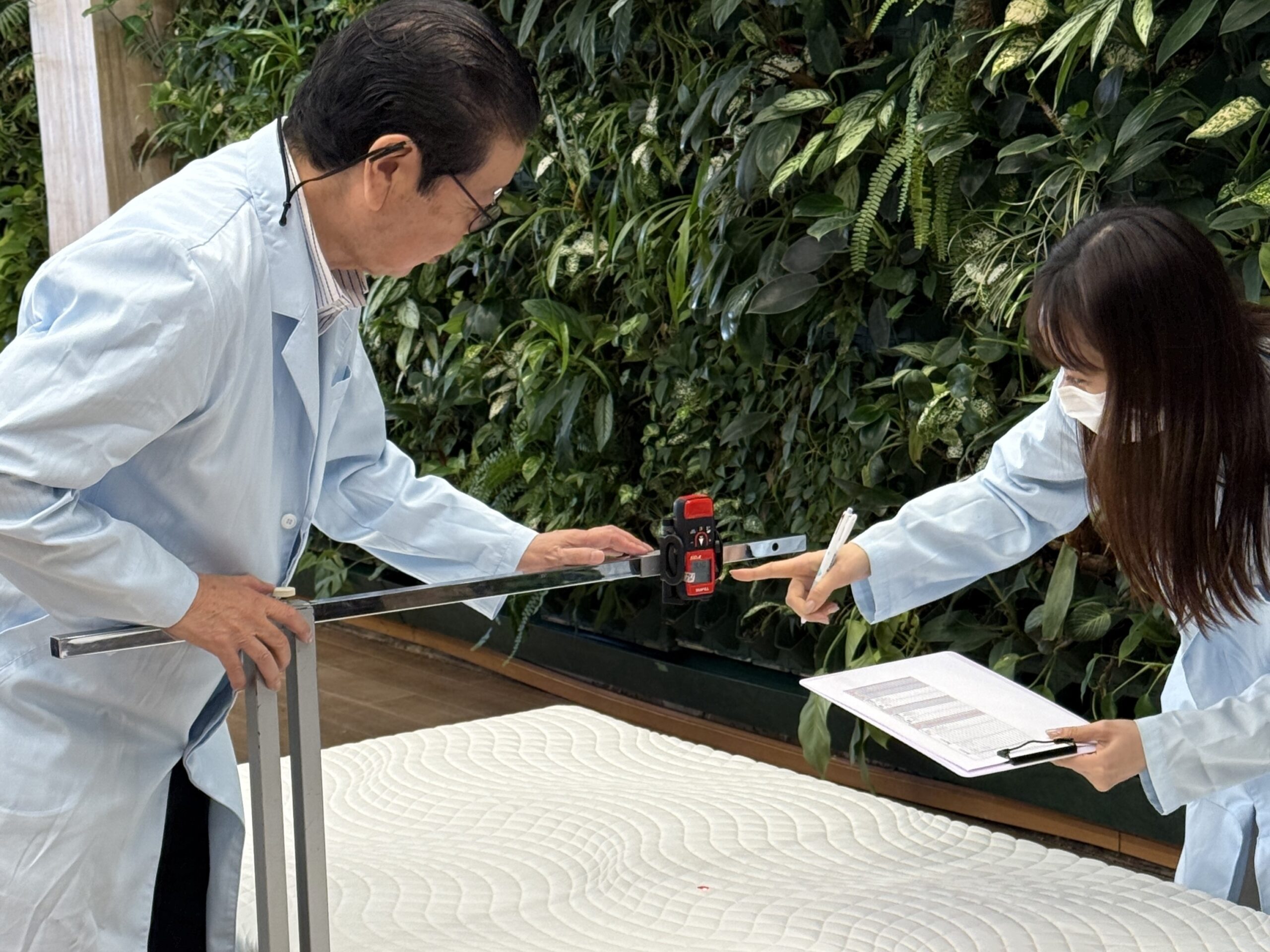 睡眠科学研究所がマットレスを測定している様子