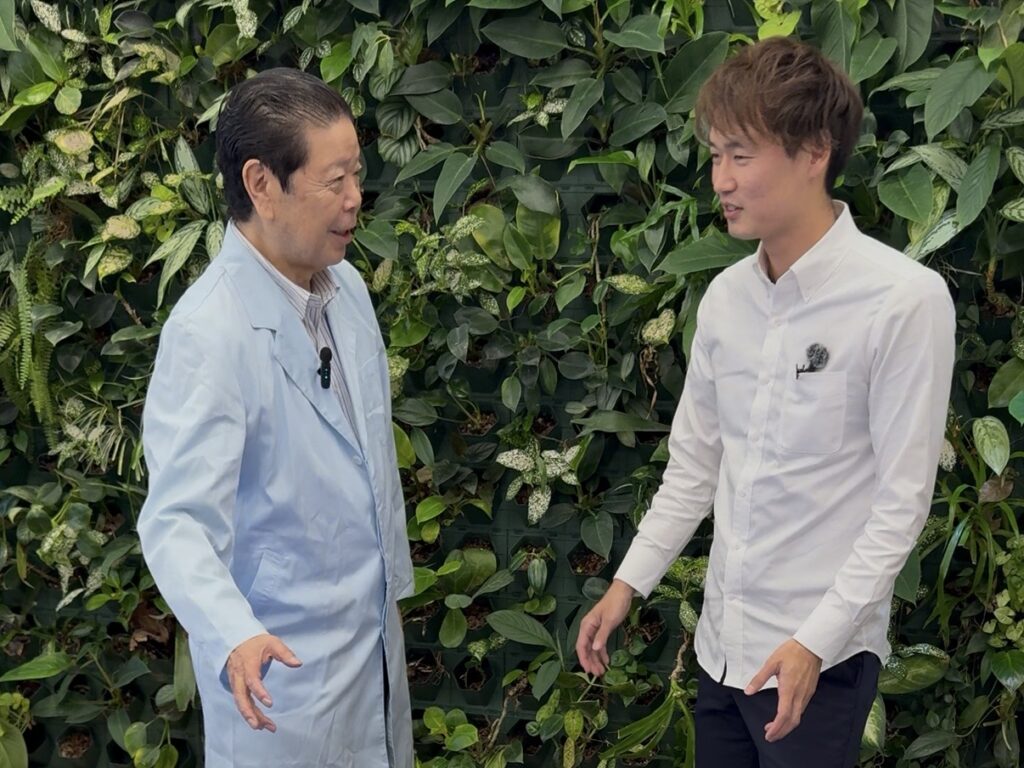睡眠科学研究所の犬山義昭氏と話している様子