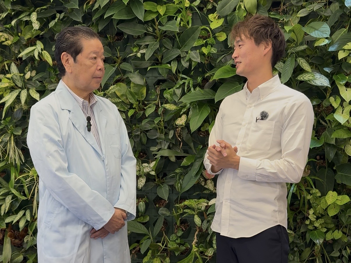 睡眠科学研究所の犬山義昭氏と話している様子