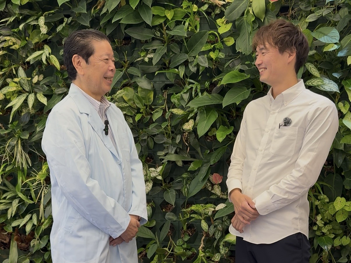 睡眠科学研究所の犬山義昭氏と話している様子