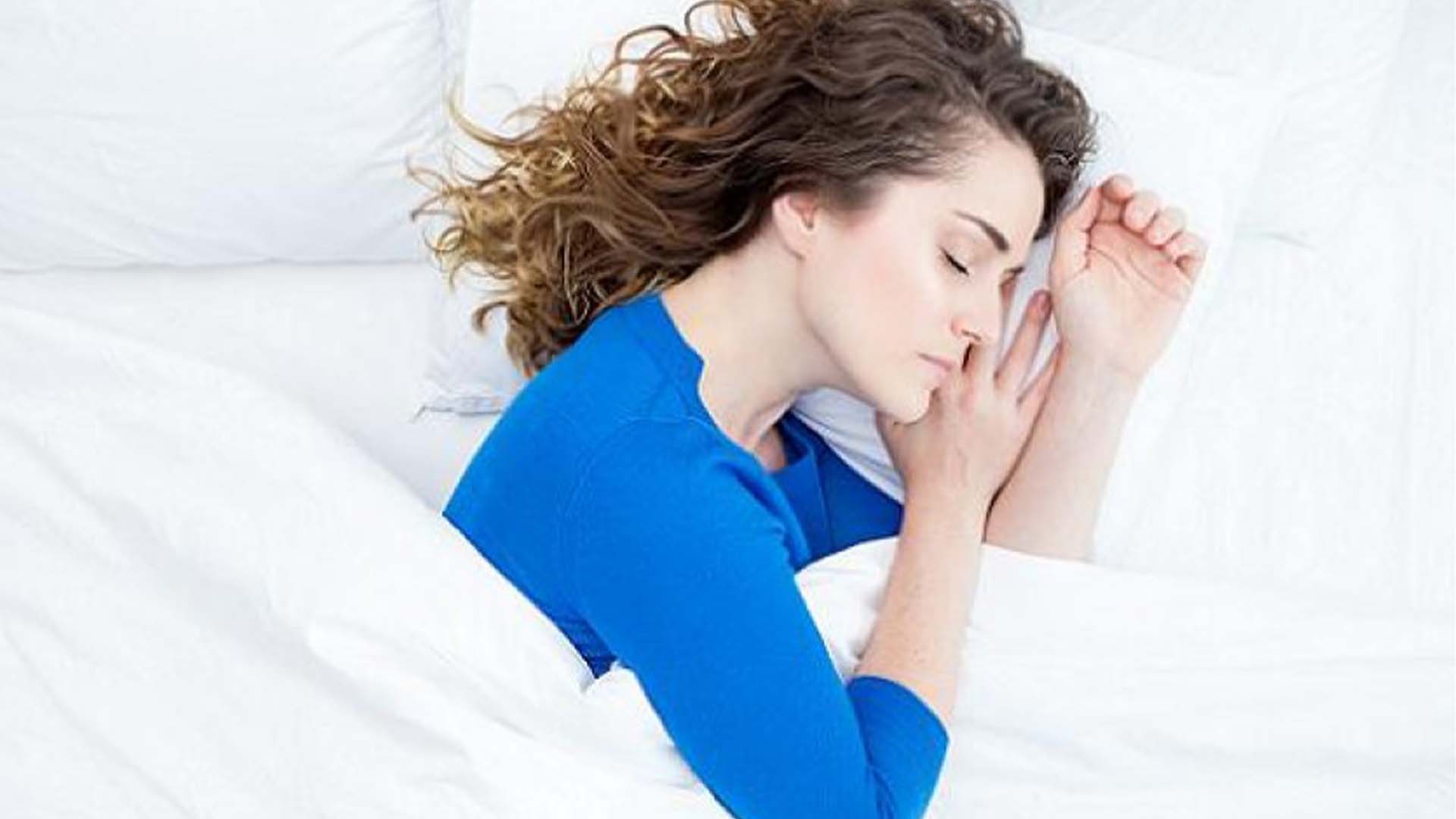 熟睡している女性の画像。いい睡眠をするための今からできること